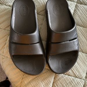 Oofos slides